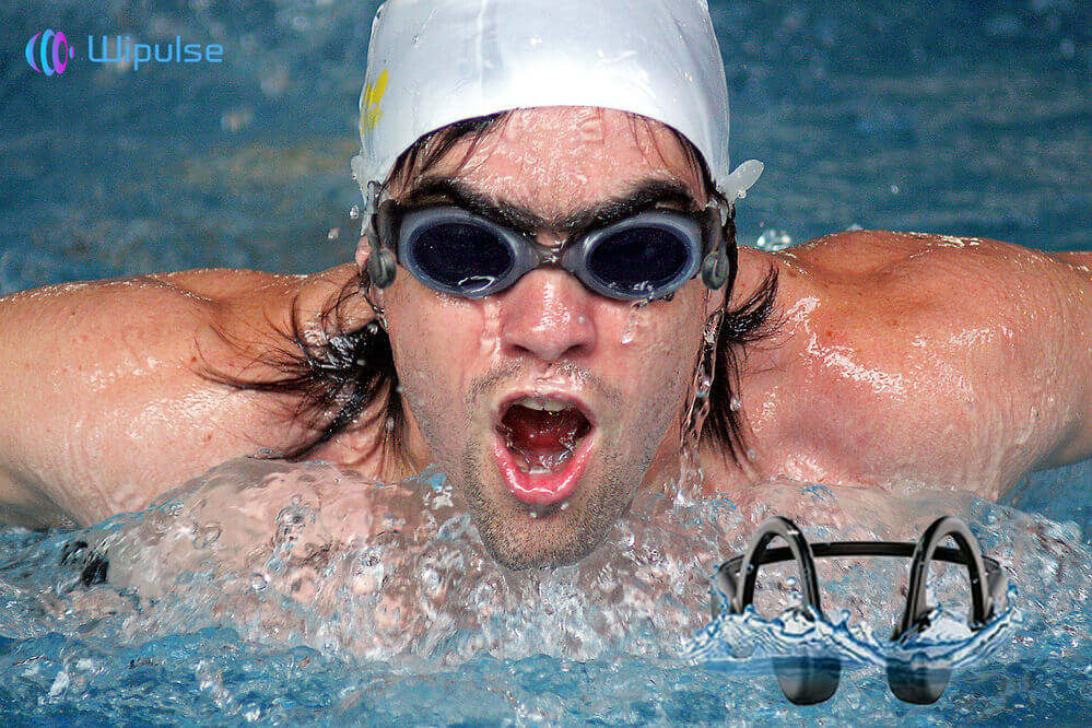 Homme qui fait de la natation avec son casque audio waterproof wiswim