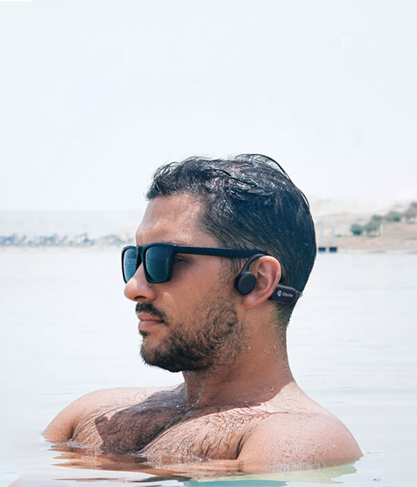 Homme dans l'eau avec un casque écouteurs waterproof, étanche et résistant à l'eau - Wismiw